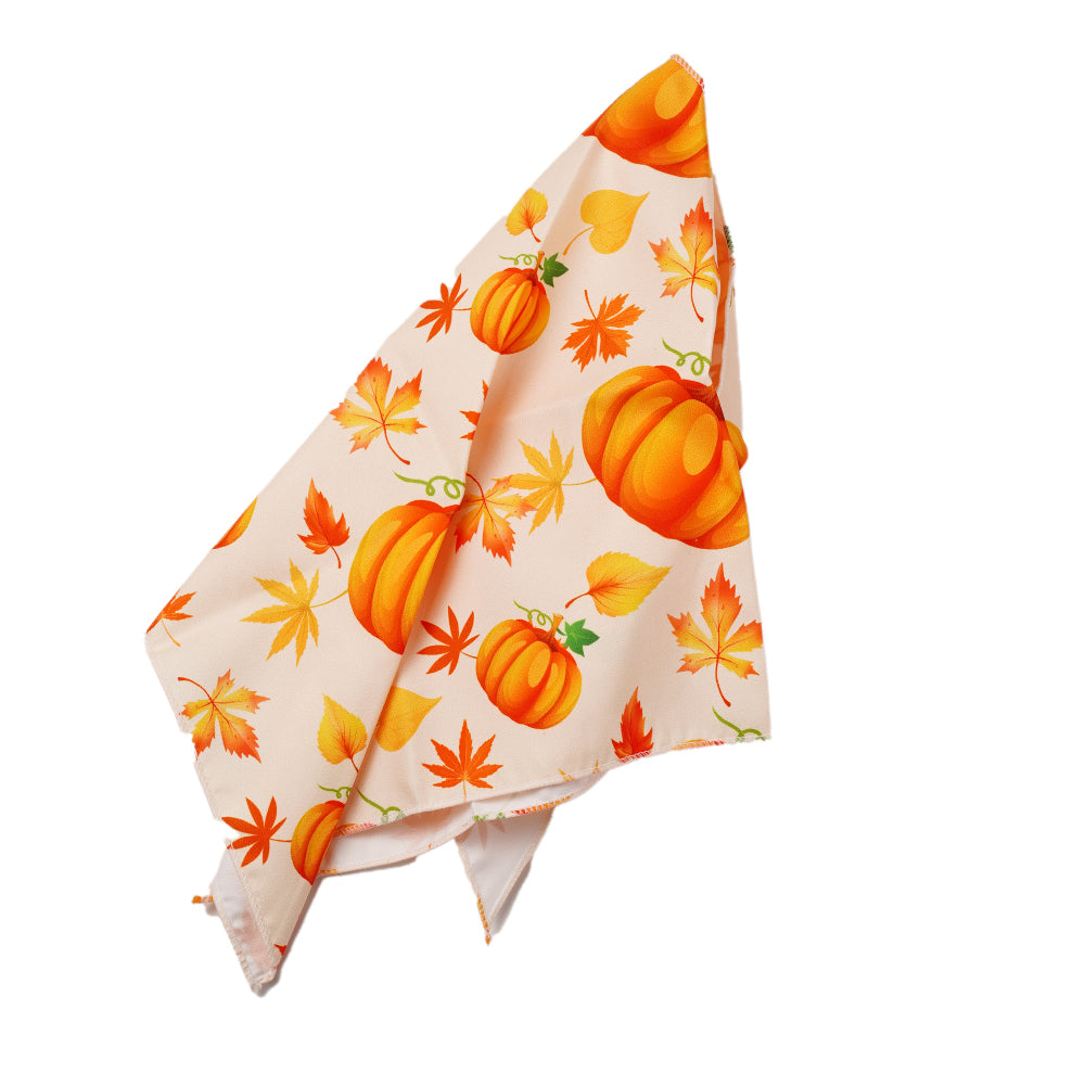 Bandana pour chien en tissu beige décoré de citrouilles et de feuilles d’automne orange et jaunes — accessoire assorti au thème PapattesBox Halloween, taille 48×48×70 cm.