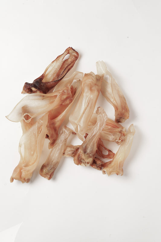 Friandise naturelle pour chien – oreilles d’agneau séchées, digestes et savoureuses, idéales pour occuper et favoriser l’hygiène bucco-dentaire.