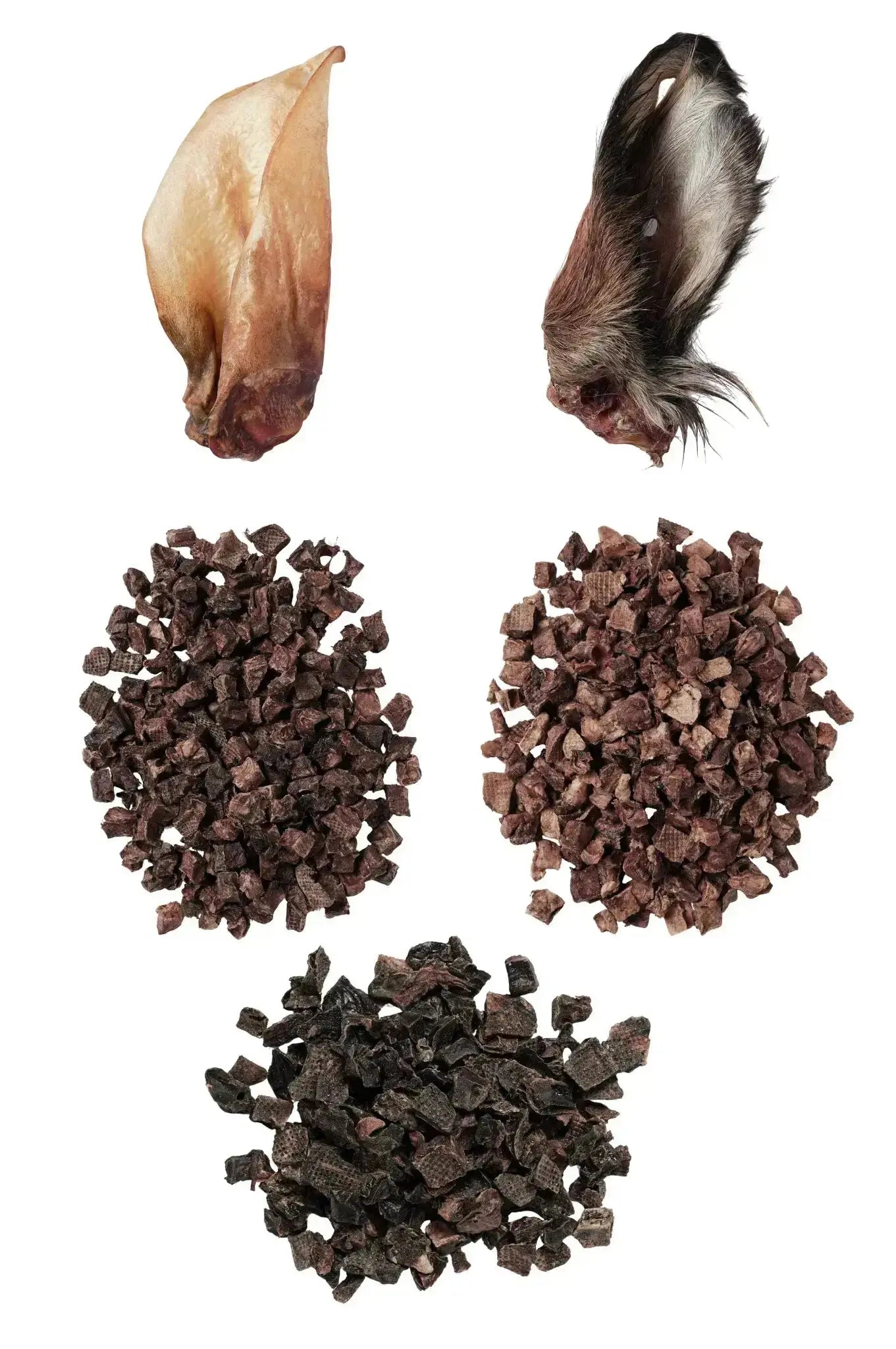 Assortiment de friandises naturelles pour chiens – oreille de porc séchée, oreille de lapin avec poil, cubes de poumon de bœuf, d’agneau et de cheval. Friandises riches en protéines et 100 % naturelles.